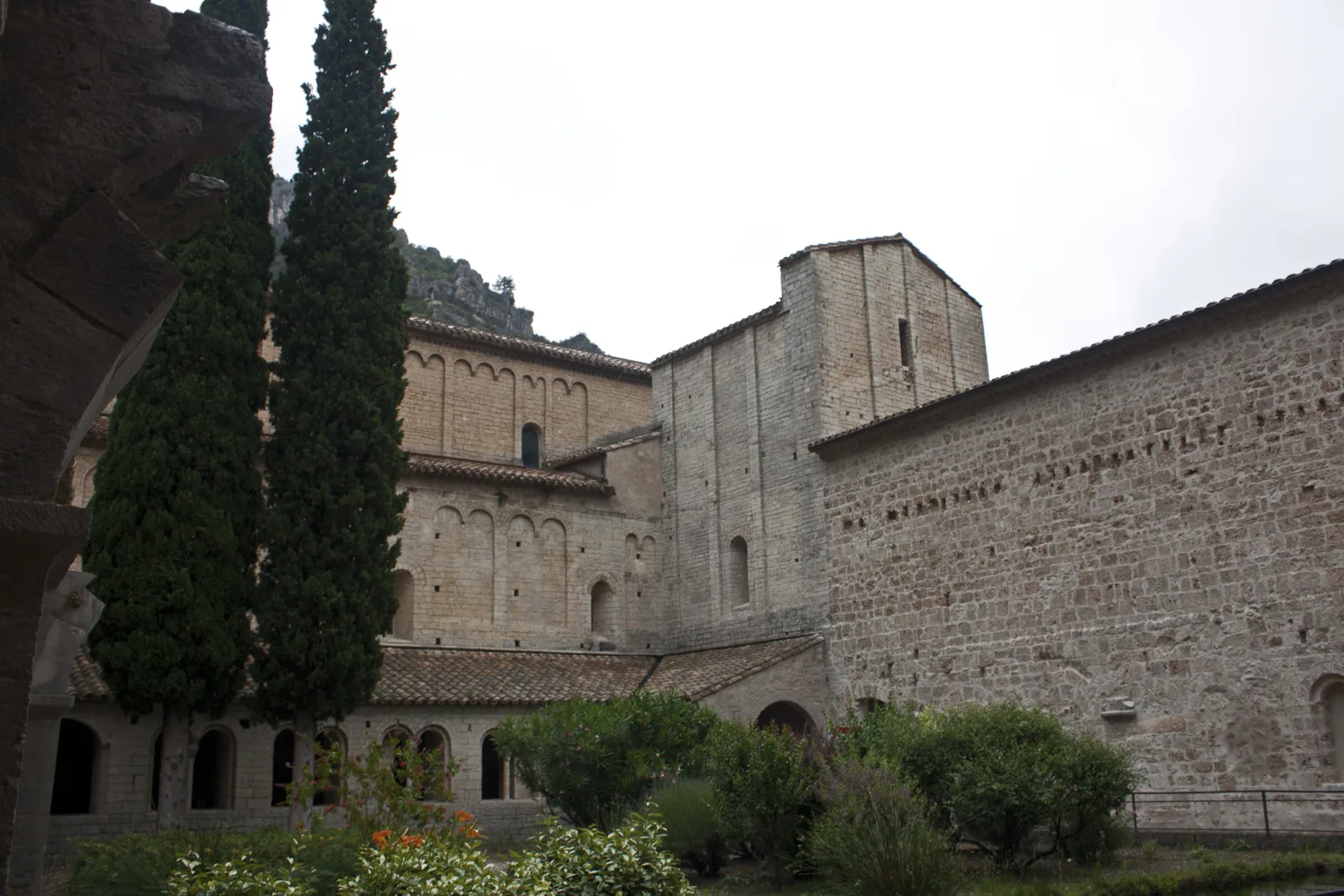 Cloître de l'abbaye de Saint-Guilhem-le-Désert avec ses colonnes romanes et son jardin intérieur
