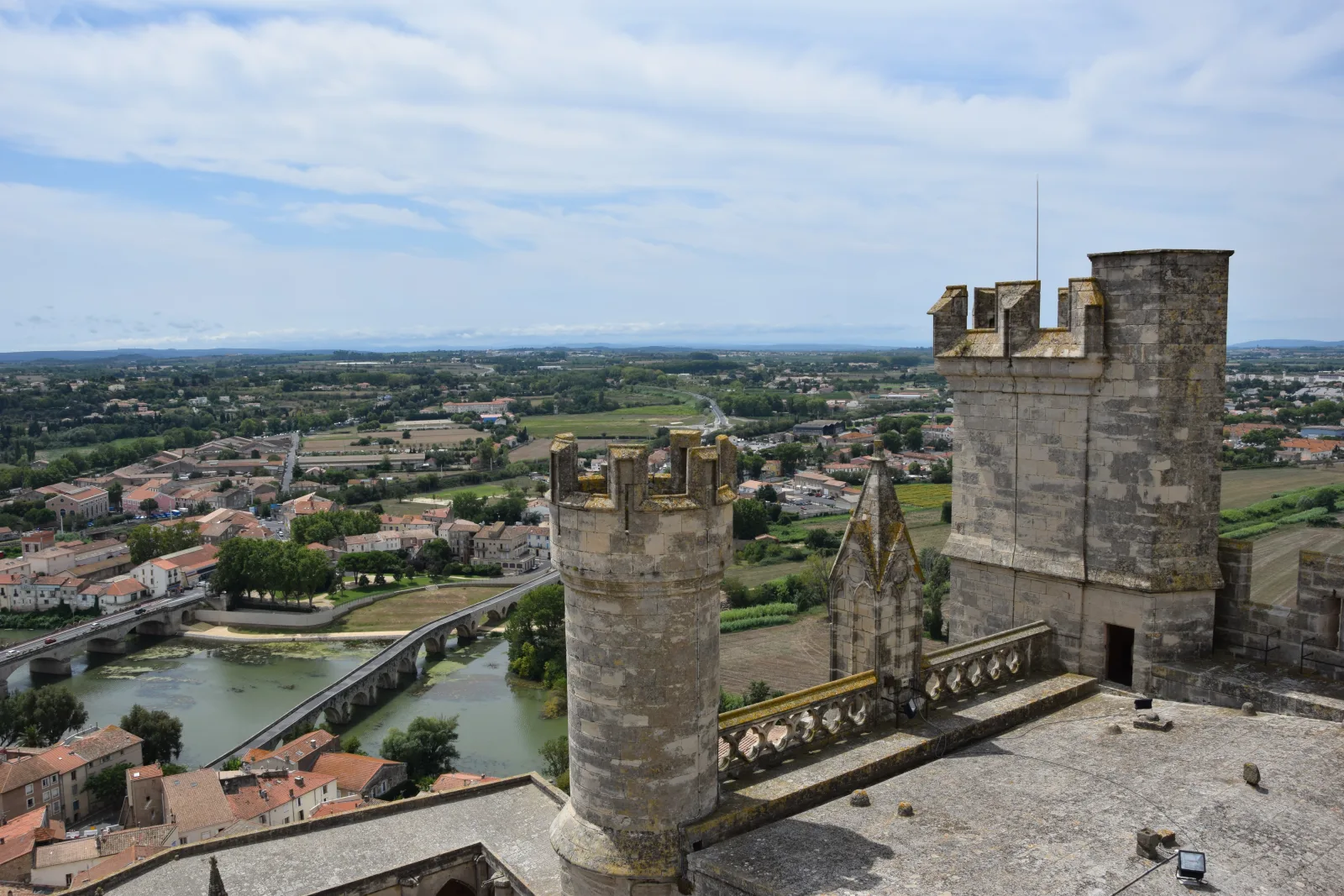 La cathédrale Saint-Nazaire de Béziers dominant la ville et le Pont Vieux sur l'Orb