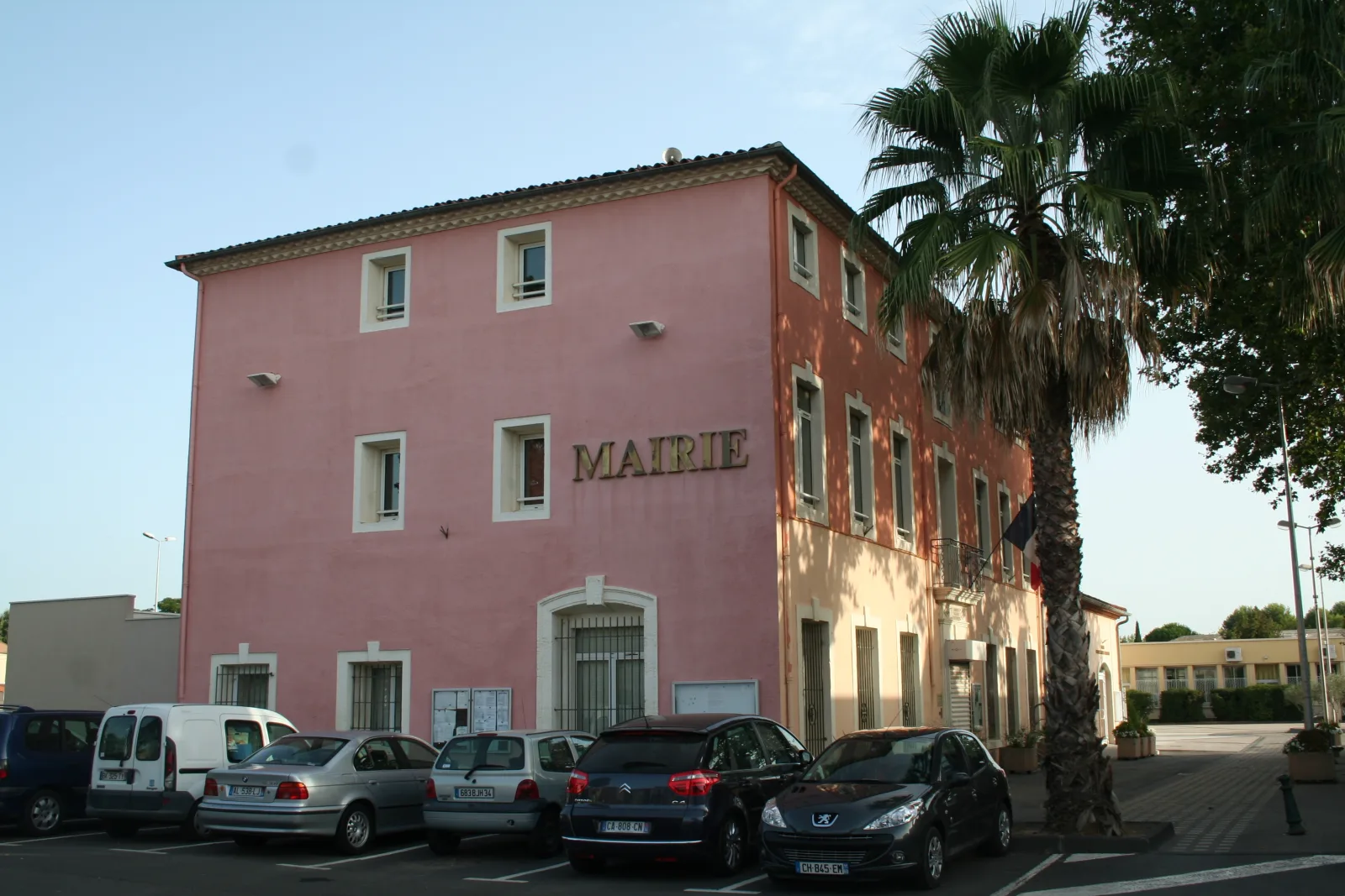La mairie de Florensac et la place du village