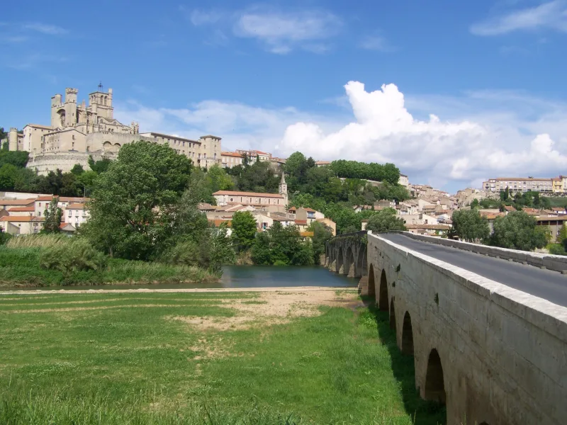 Le pont Vieux et la cathédrale Saint-Nazaire de Béziers vus depuis l'Orb