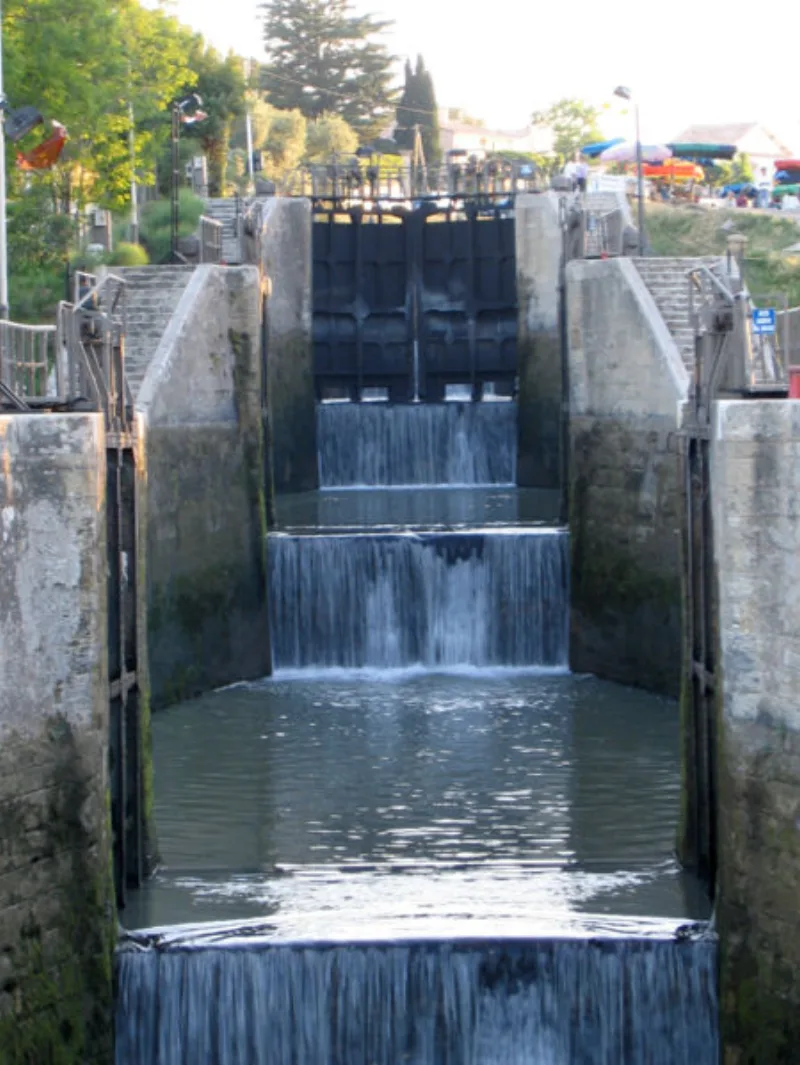 Les neuf écluses de Fonseranes, l'escalier d'eau du Canal du Midi classé UNESCO