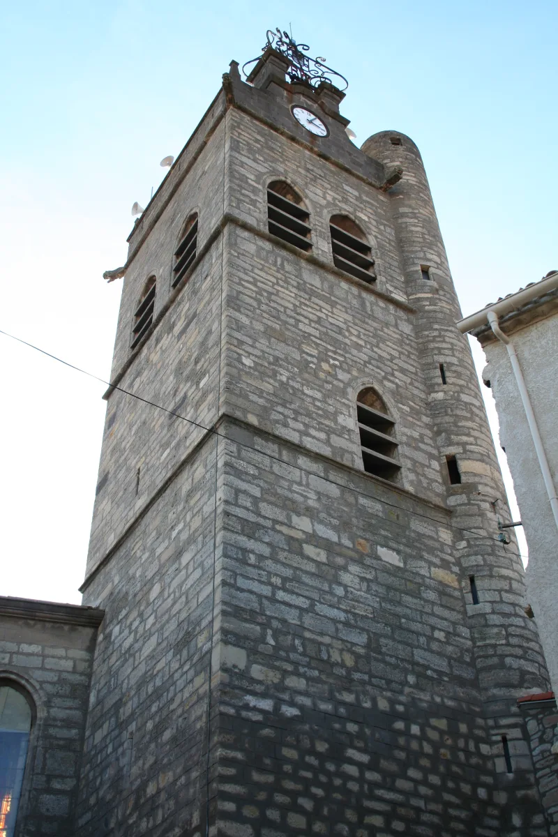 Le clocher octogonal de l'église Saint-Jean-Baptiste de Florensac, visible de loin dans la plaine