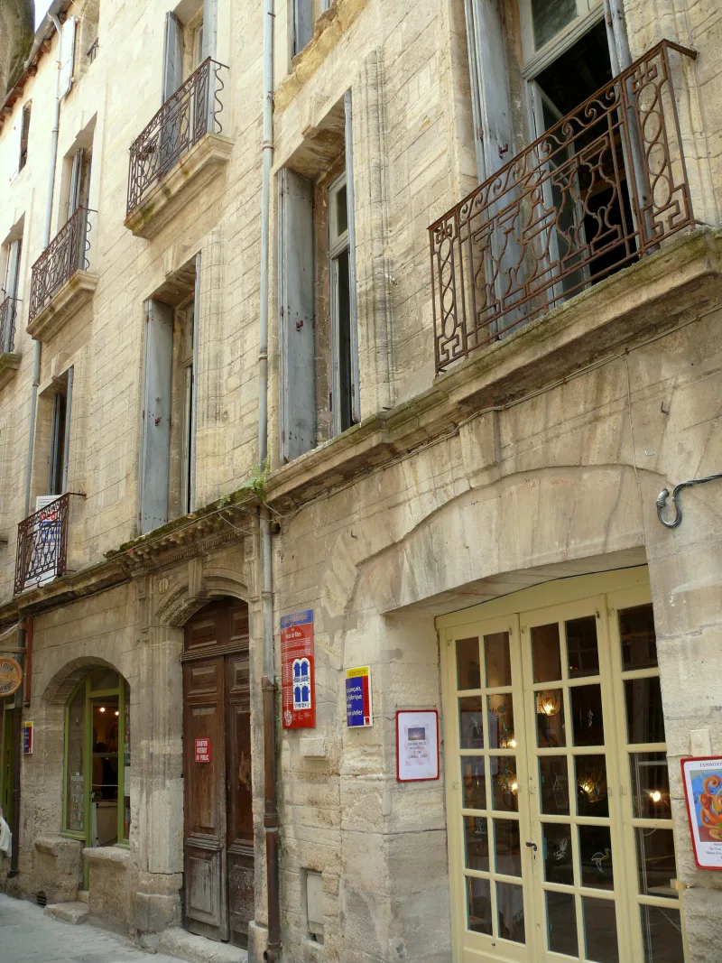 Façade de l'hôtel de Ribes, rue Triperie-Vieille, exemple de l'architecture XVIIe de Pézenas