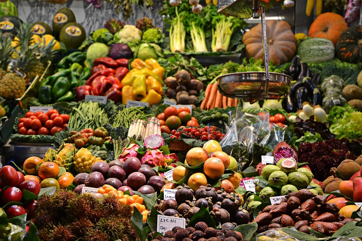 Étals colorés de fruits et légumes sur un marché de l'Hérault
