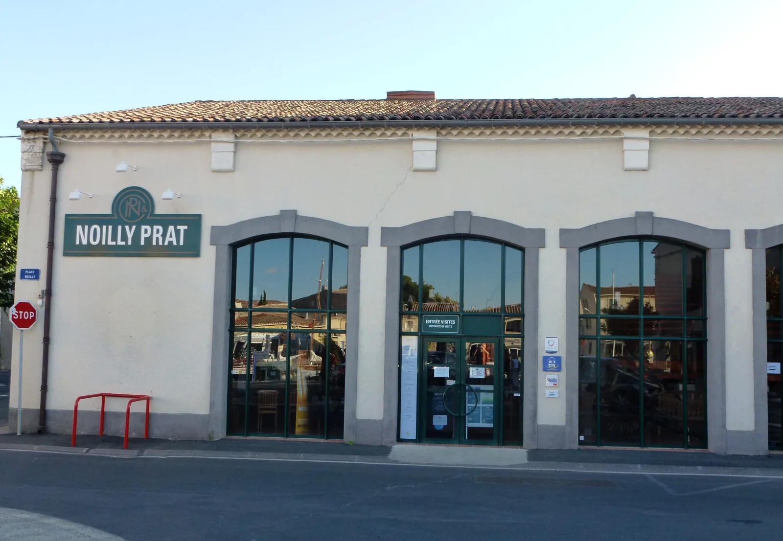 Les chais Noilly Prat à Marseillan, avec les fûts de vermouth alignés face à l'étang de Thau