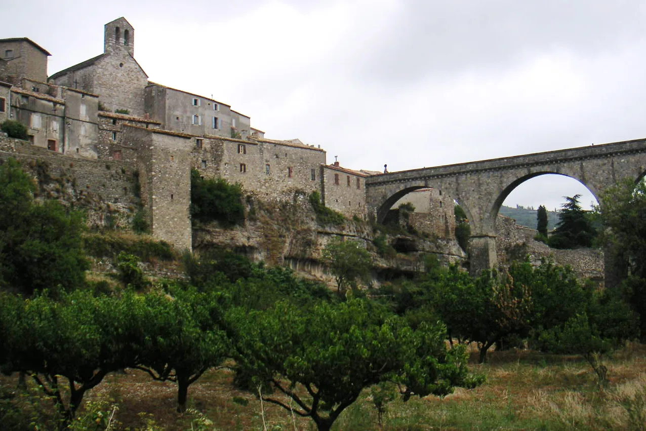 Le village de Minerve perché sur son éperon rocheux au-dessus des gorges de la Cesse et du Brian