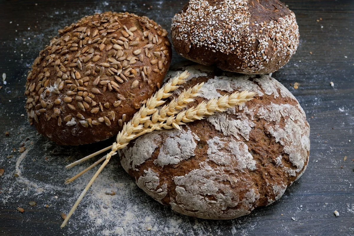 Petit pâté de Pézenas doré posé sur un comptoir de boulangerie