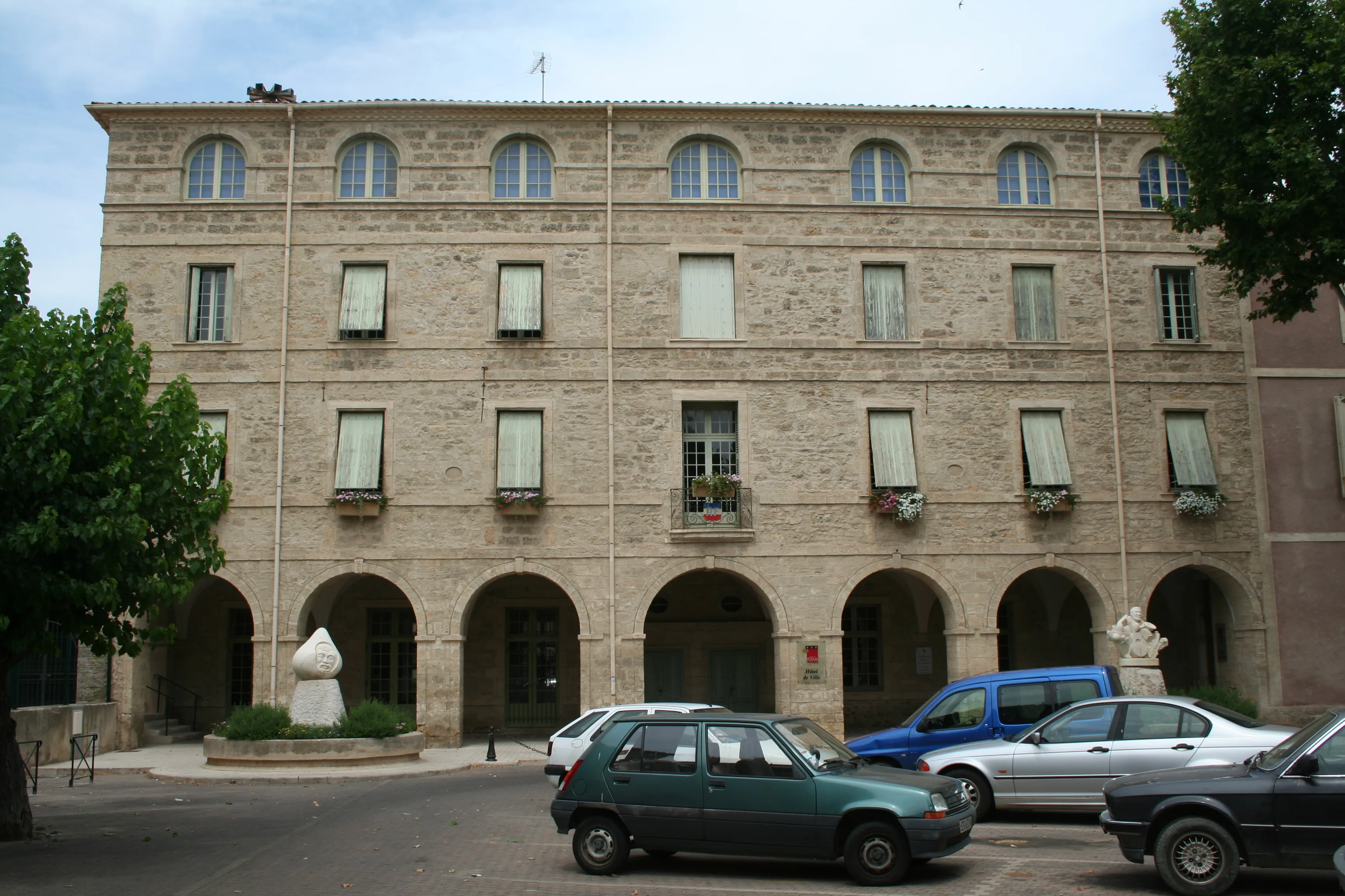 Rue pavée de Pézenas avec ses façades en pierre et ses volets colorés