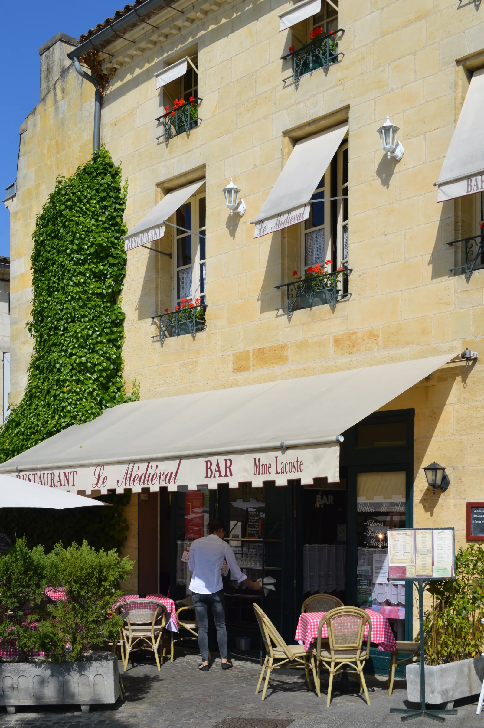 Terrasse du restaurant Le Médiéval à Saint-Émilion, typique du Sud-Ouest