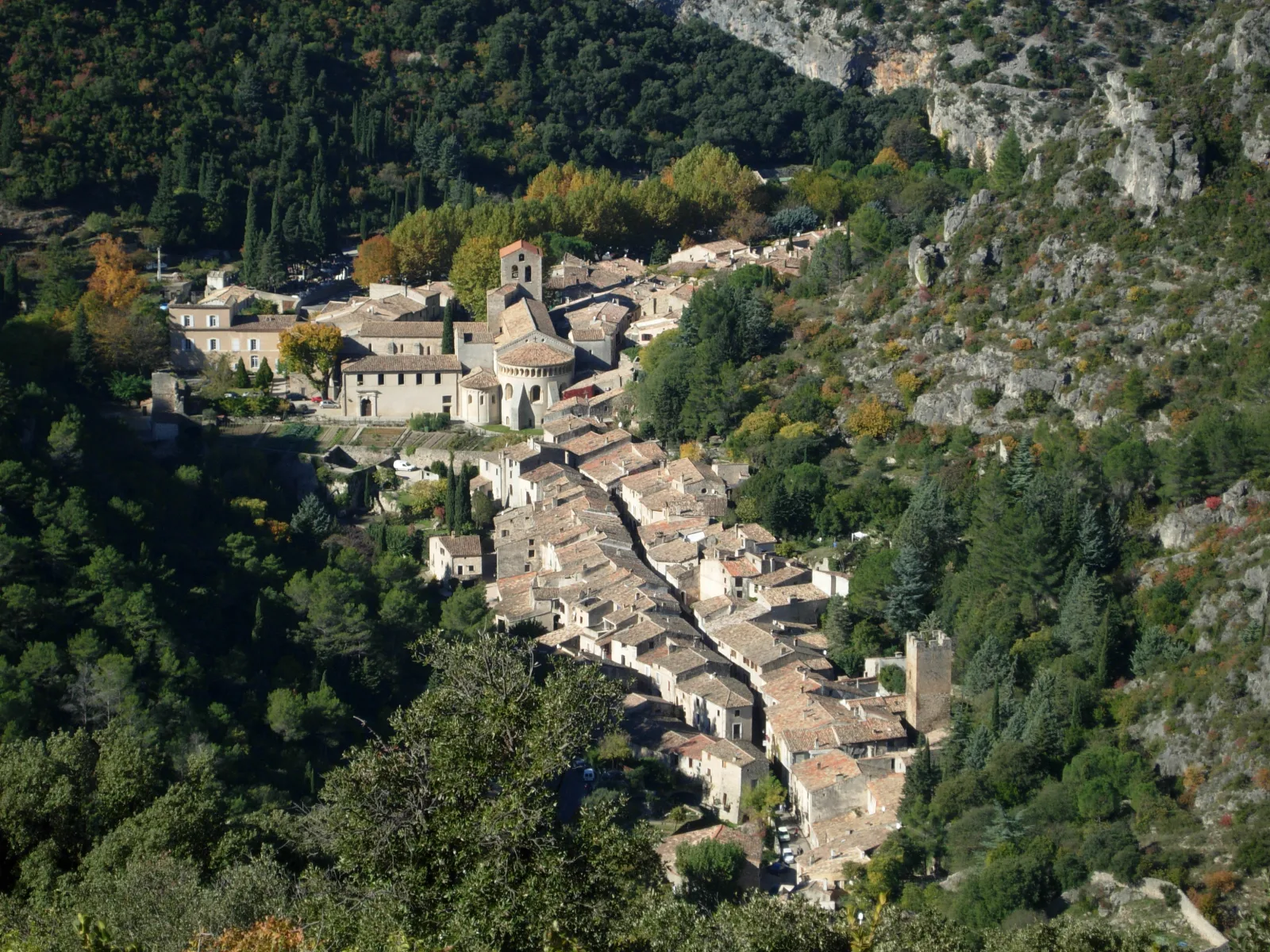 Le village de Saint-Guilhem-le-Désert niché dans les gorges, avec l'abbaye de Gellone au centre