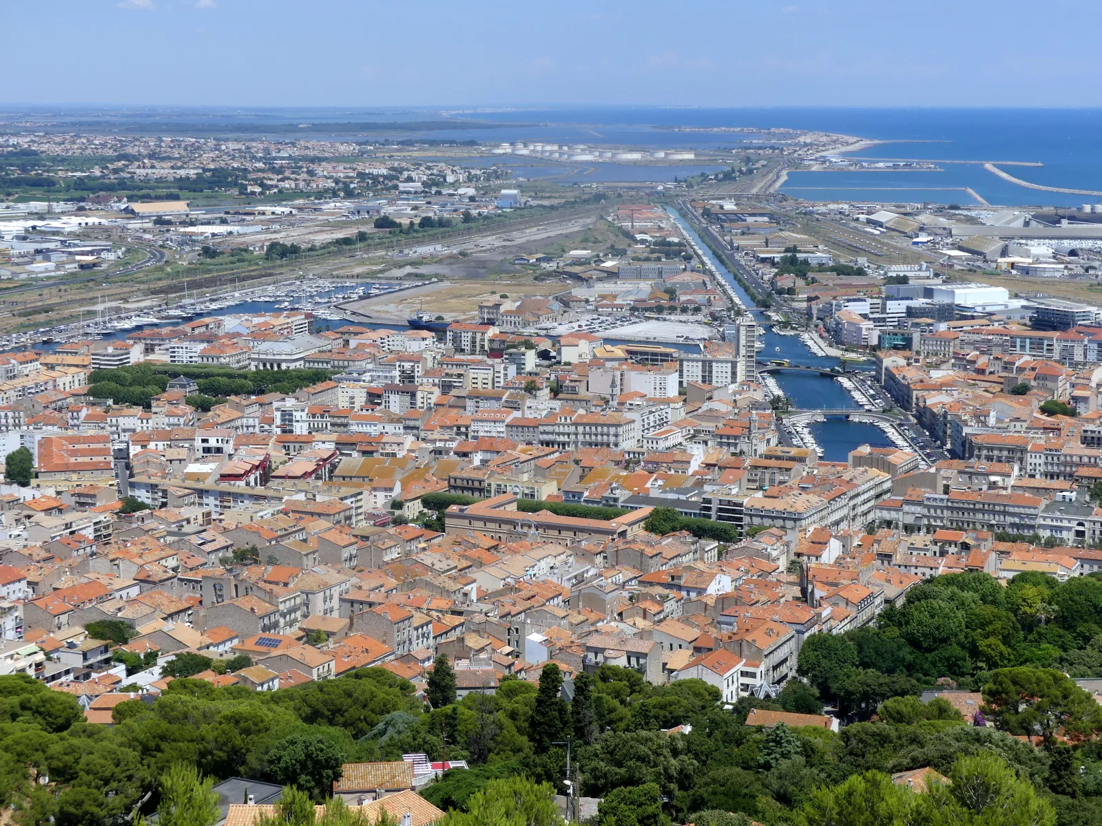 Vue panoramique de Sète depuis le mont Saint-Clair avec le port et la mer