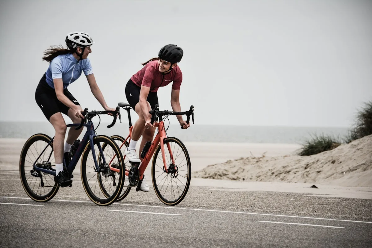 Cycliste sur une voie verte dans l'Hérault entre les vignes