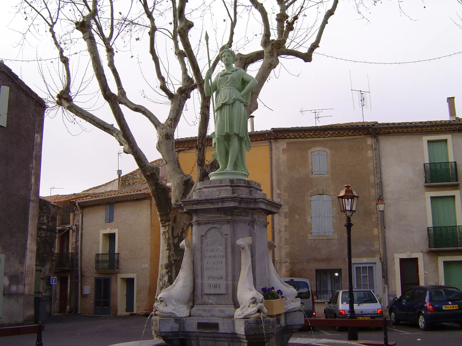 La place centrale de Nizas, village languedocien voisin de Florensac