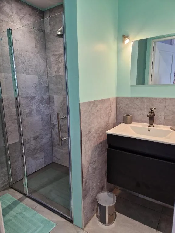 Les Gens Heureux — salle de bain