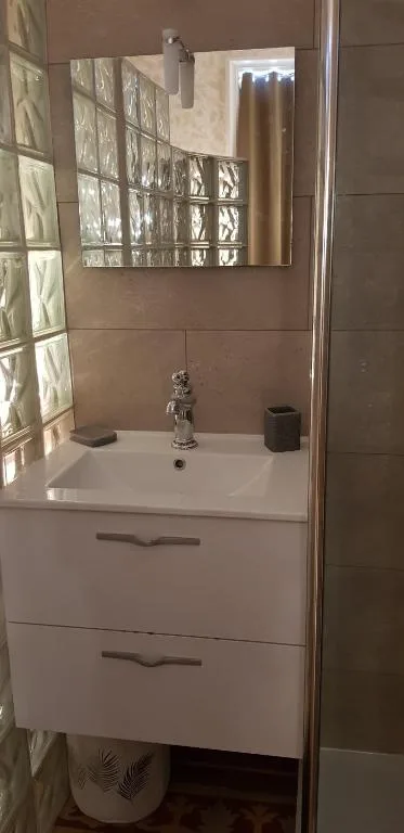 Mille Mandolines — salle de bain avec douche à l'italienne